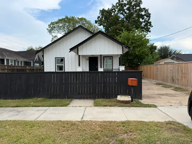 Popular Fullerton Place Real Estate