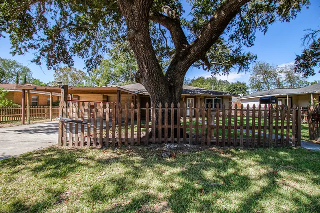 Popular Woodlawn Real Estate