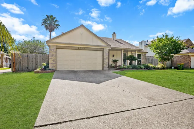 Popular Willowick Pearland Real Estate