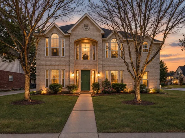 Popular El Lago Real Estate