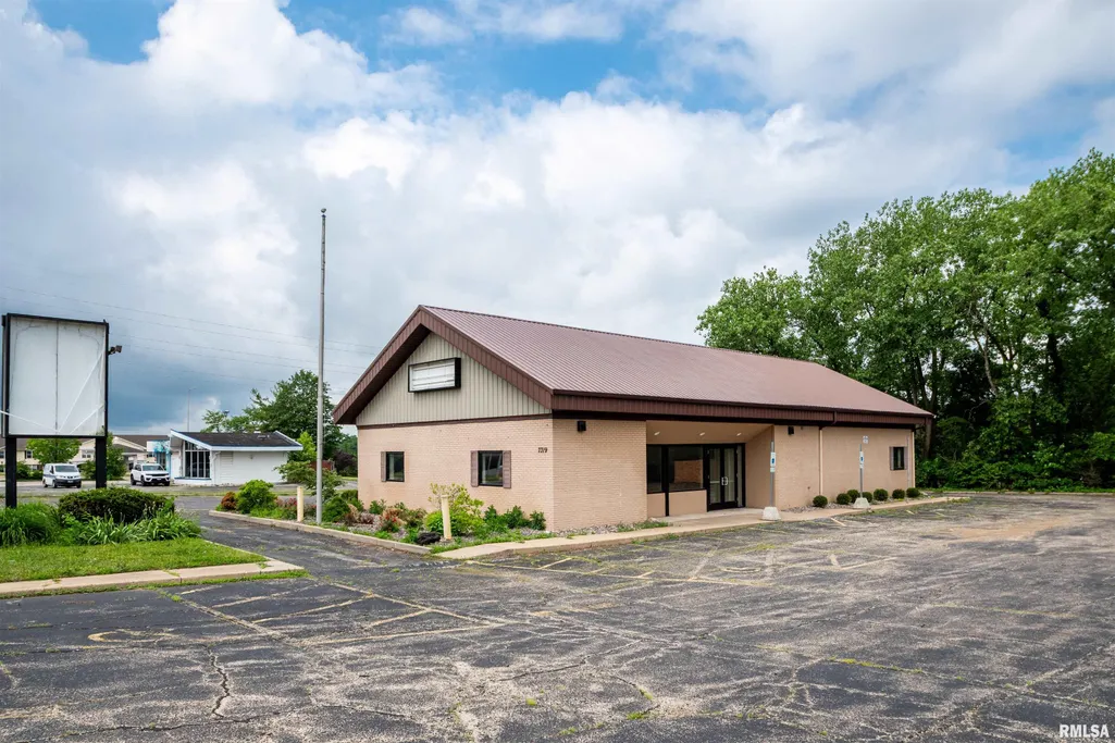 7319 N University St,Unit Peoria, Peoria, IL 61614