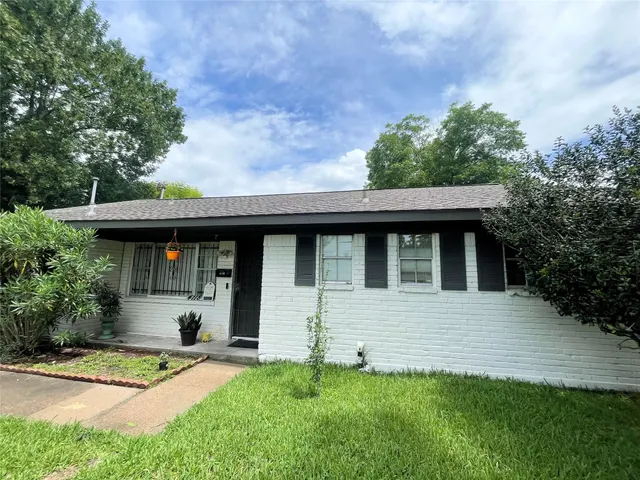 Expensive Pamela Heights Sec 01 Real Estate