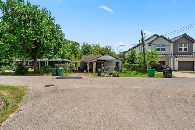 Popular Rossonian Court Real Estate