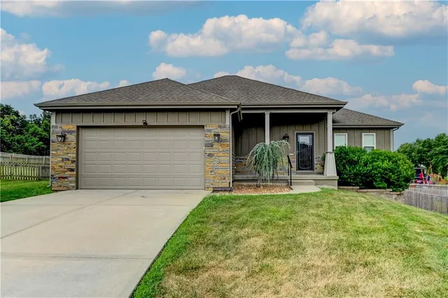 Popular White Tail Pond Real Estate
