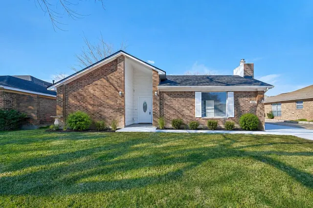 Popular Lakeside Court Real Estate